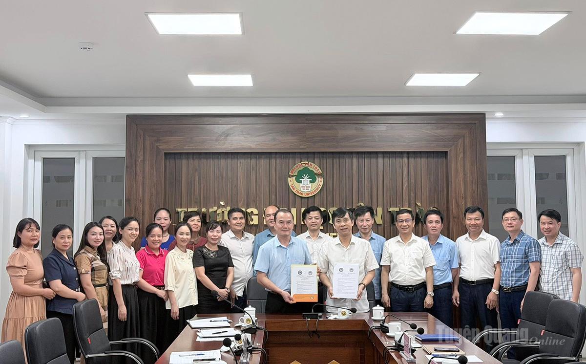 Trường Đại học Tân Trào hợp tác với Đại học Hồng Đức trong nghiên cứu khoa học và nâng cao chất lượng giáo dục.