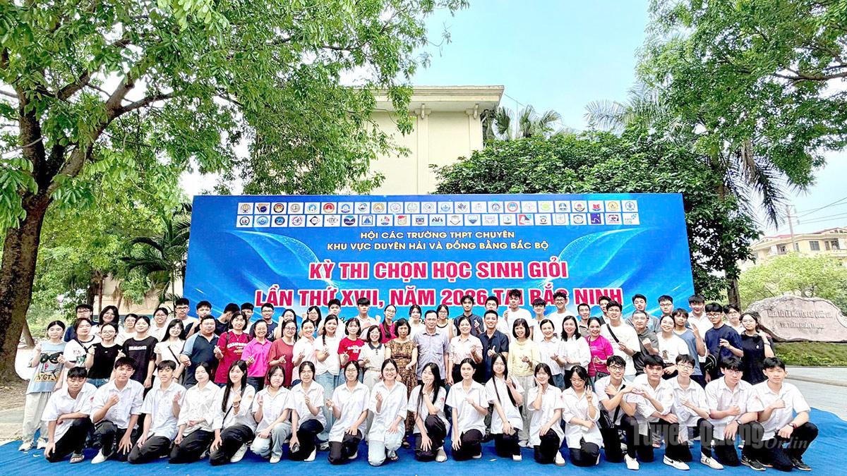 Đoàn Trường THPT Chuyên Tuyên Quang tham dự kỳ thi.