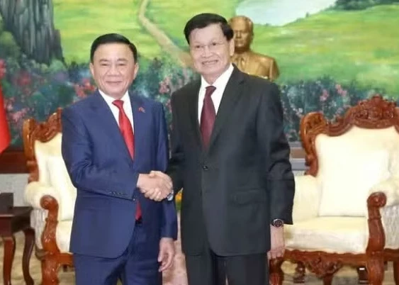 Permanent Member of the Secretariat Tran Cam Tu met with Lao Party General Secretary and President Thongloun Sisoulith. (Photo: VNA)