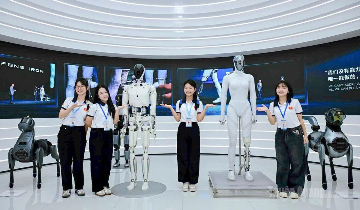 Em Hoàng Hà Linh (bên phải) đại biểu tỉnh tuyên Quang tham gia các hoạt động tại Hành trình đỏ Việt – Trung 2026.