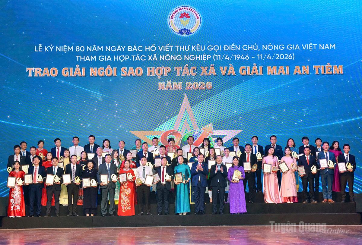 Lãnh đạo Đảng, Nhà nước trao giải cho các Hợp tác xã đoạt giải Mai An Tiêm.