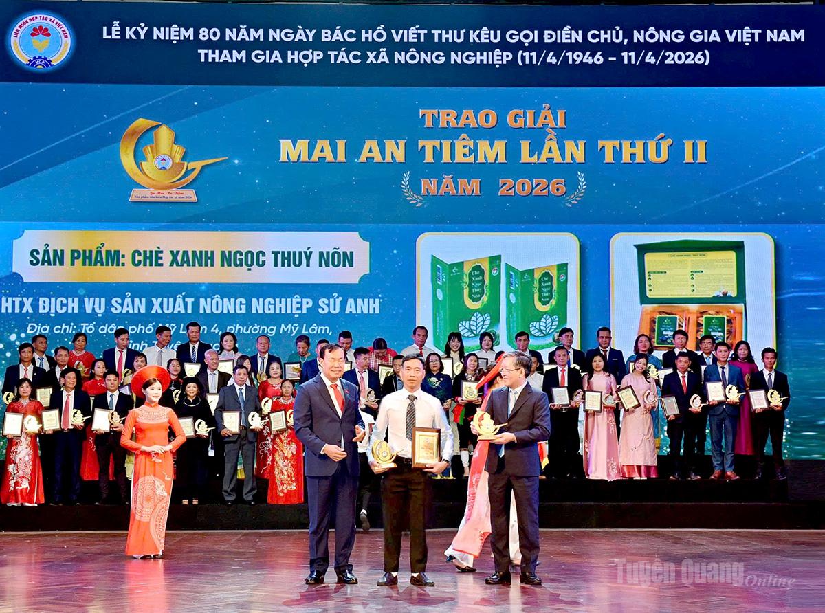 Ông Nguyễn Công Sử, giám đốc HTX Dịch vụ nông nghiệp Sử Anh nhận giải thưởng.