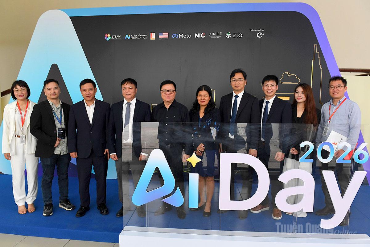 Đồng chí Lê Quốc Minh, Ủy viên Ban Chấp hành Trung ương Đảng, Phó trưởng Ban Tuyên giáo và Dân vận Trung ương, Chủ tịch Hội Nhà báo Việt Nam, Tổng Biên tập Báo Nhân dân cùng các đại biểu tại sự kiện.