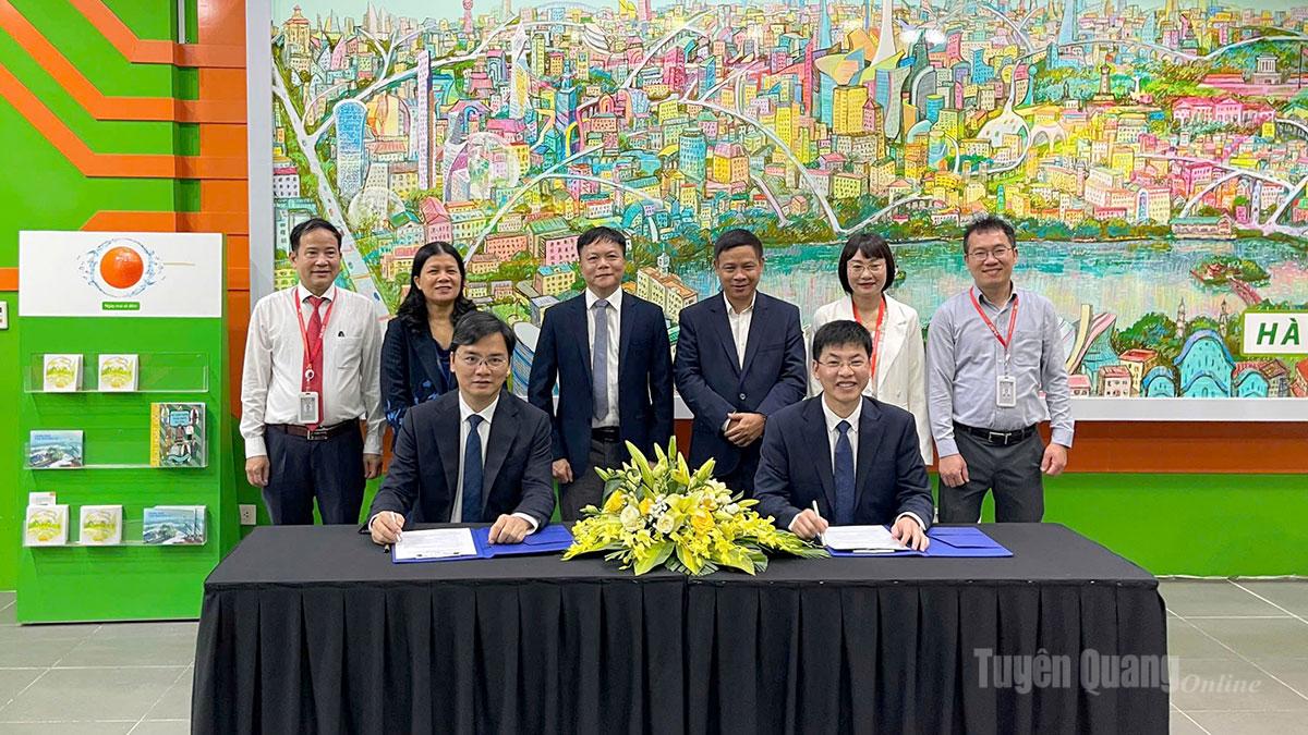 Tại sự kiện, Sở Giáo dục và Đào tạo tỉnh Tuyên Quang đã thực hiện ký kết thỏa thuận hợp tác cùng Công ty TNHH STEAM for Vietnam về việc phát triển năng lực AI cho đội ngũ giáo viên địa phương giai đoạn 2026-2027.