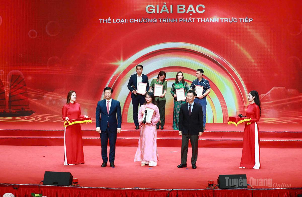 Tác giả Hoàng Thị Minh Phương đại diện nhóm tác giả nhận giải Bạc ở thể loại Phát thanh trực tiếp.