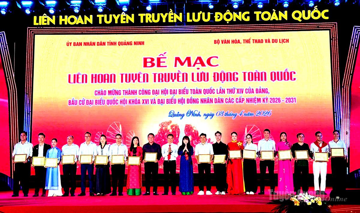 Đại diện Trung tâm Văn hóa và Điện ảnh tỉnh Tuyên Quang (thứ 6 bên phải) nhận giải A tại liên hoan.