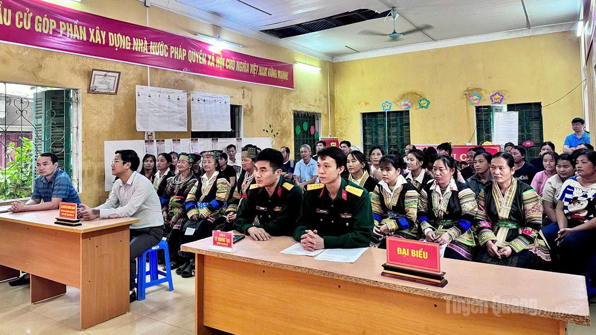 Các đại biểu tham dự chương trình tuyên truyền với chuyên đề: “Quan điểm, chủ trương của Đảng, Nhà nước về chính sách dân tộc, tôn giáo” tại xã Nhữ Khê.