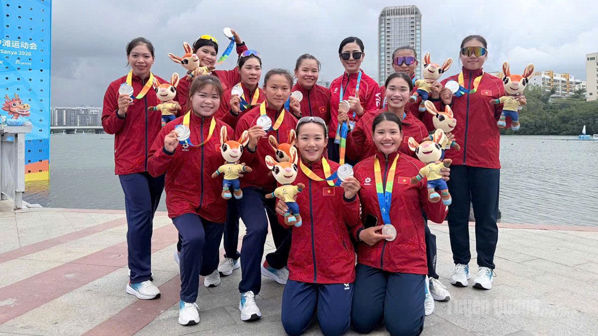 VĐV Ma Thị Thuý cùng đồng đội xuất sắc giành Huy chương Bạc, cự ly 100m thuyền rồng 12 nữ tại Đại hội Thể thao Bãi biển Châu Á.