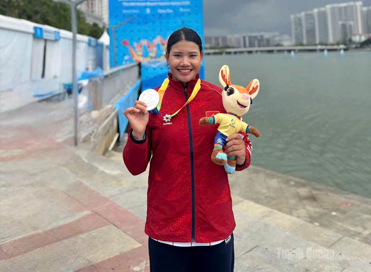 VĐV Ma Thị Thùy của Trung tâm Huấn luyện và Thi đấu TDTT tỉnh Tuyên Quang cùng đồng đội thi đấu xuất sắc và giành 3 tấm huy chương các loại ở nội dung đua thuyền rồng tại Đại hội Thể thao Bãi biển Châu Á.