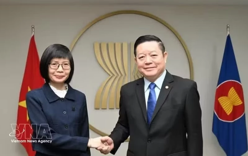 ASEAN Secretary-General Kao Kim Hourn (R) and Vietnamese Ambassador Ton Thi Ngoc Huong. (Photo: VNA)