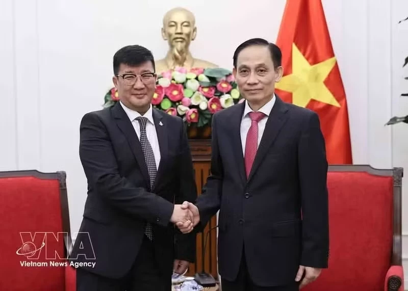 Minister of Foreign Affairs Le Hoai Trung (R) and outgoing Mongolian Ambassador Jigjee Sereejav. (Photo: VNA)