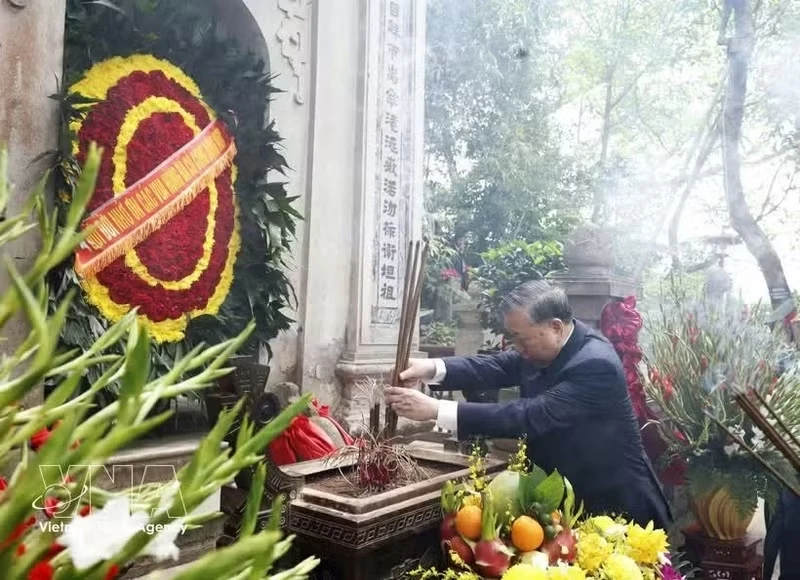 General Secretary and State President To Lam offers incense and flowers in commemoration at the Hung Kings Mausoleum. (Photo: VNA)