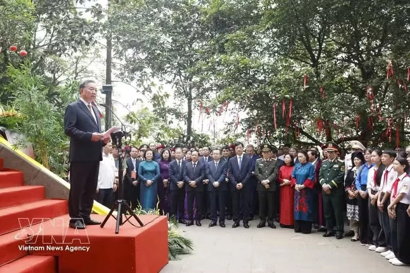 General Secretary and State President To Lam speaks with local residents and visitors at the Hung Kings Temple National Special Historical Site in Phu Tho province (Photo: VNA)