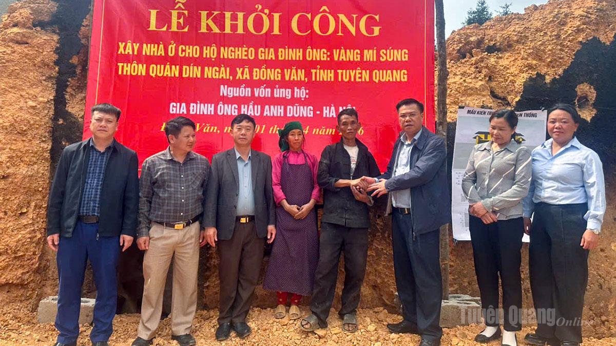 Gia đình ông Giàng Mí Súng, thôn Quán Dín Ngài được hỗ trợ xây nhà mới.