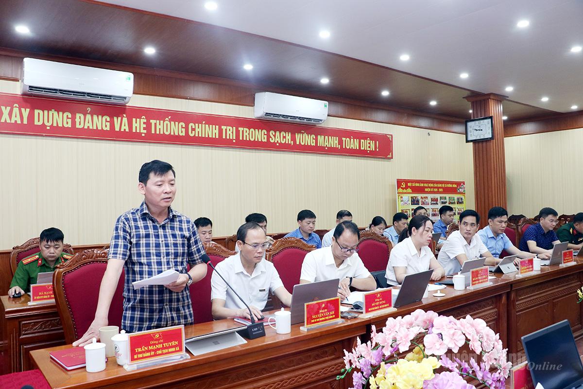 Bí thư Đảng uỷ, Chủ tịch HĐND xã Đường Hồng Trần Mạnh Tuyên báo cáo khái quát tình hình chung của địa phương.