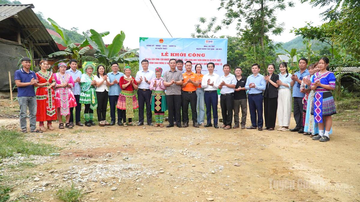 Các đại biểu dự khởi công xây cầu dân sinh Khuổi Mu thôn Nà Vơ, xã Kiến Thiết.