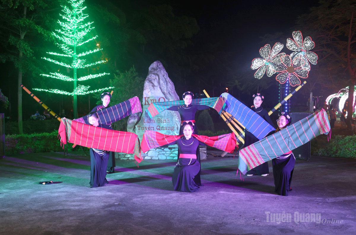 Điểm hẹn âm nhạc với những tiết mục văn nghệ mang bản sắc văn hoá của các dân tộc trên địa bàn xã Lâm Bình.