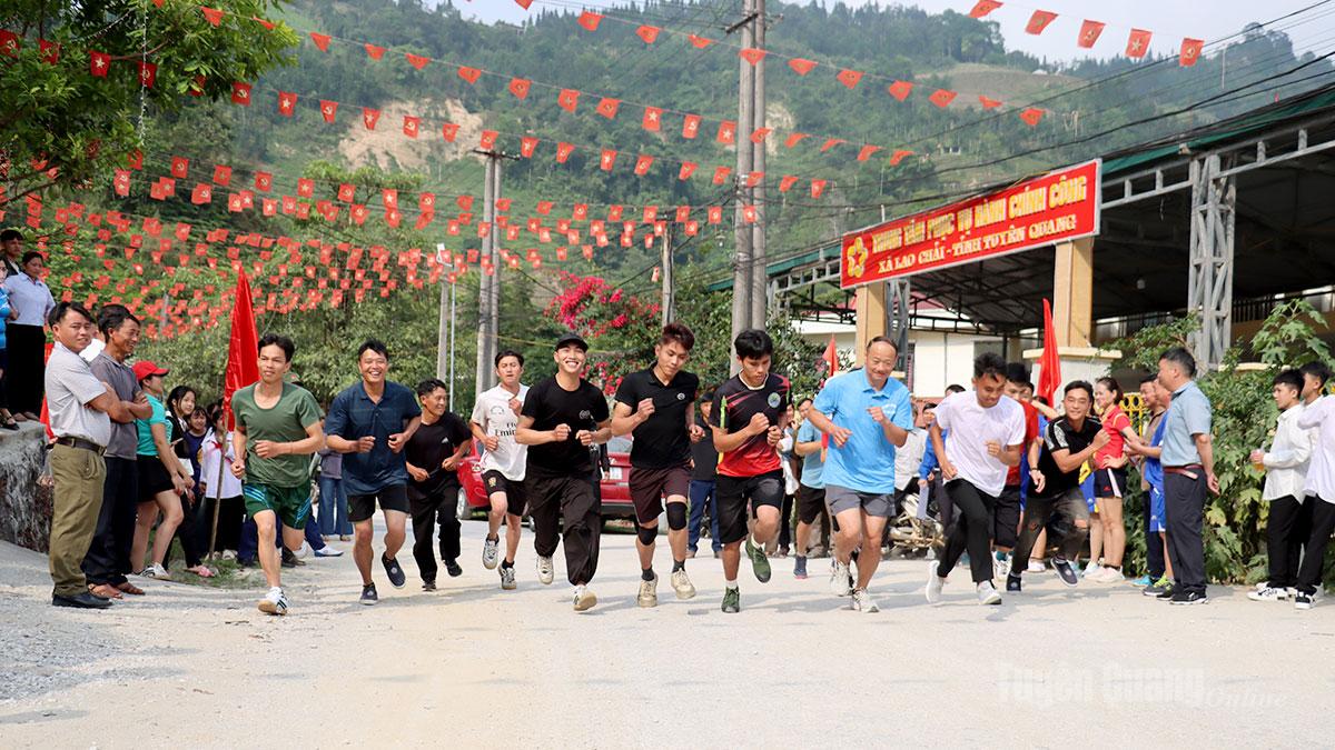 Các vận động viên tham gia nội dung chạy Việt dã.