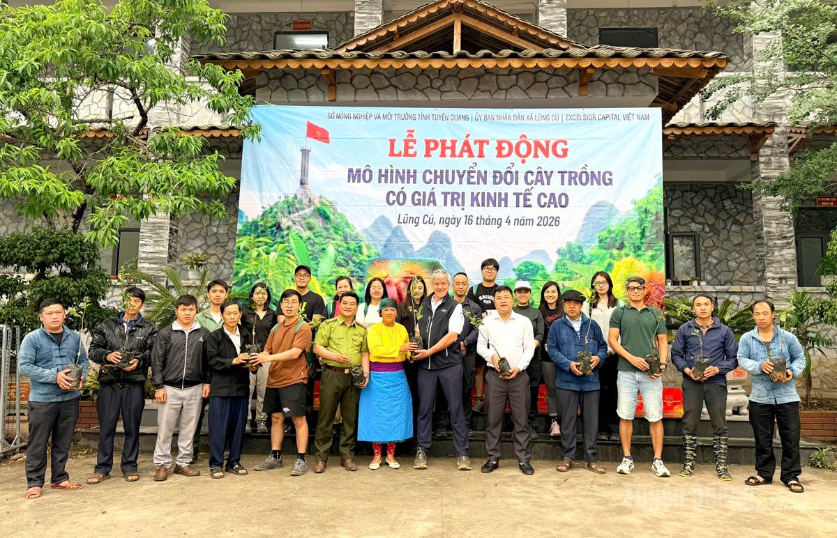 Đơn vị tài trợ tăng cây giống cho người dân xã Lũng Cú.