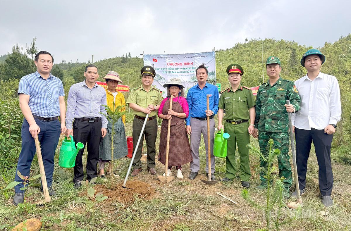 Cán bộ, đảng viên, chiến sỹ lực lượng biên phòng cùng đông đảo Nhân dân thôn Má Lầu A đã tham gia trồng các cây sa mộc dọc tuyến biên giới.