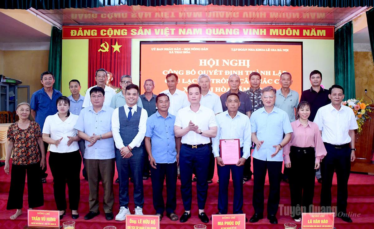 Lãnh đạo xã Thái Hòa trao quyết định thành lập Câu lạc bộ trồng cây Mắc ca.