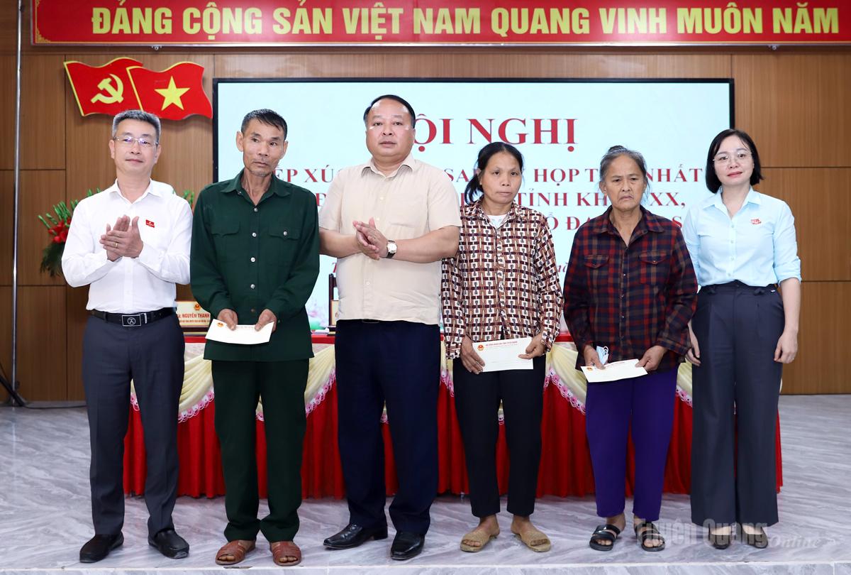 Chủ tịch UBND tỉnh Phan Huy Ngọc cùng Tổ đại biểu HĐND tỉnh tặng quà 3 gia đình chính sách, hộ nghèo xã Thanh Thuỷ.