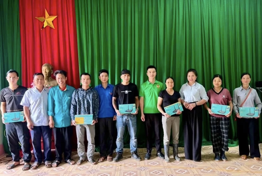 Xã Bằng Hành trao thiết bị Internet cho hộ dân.