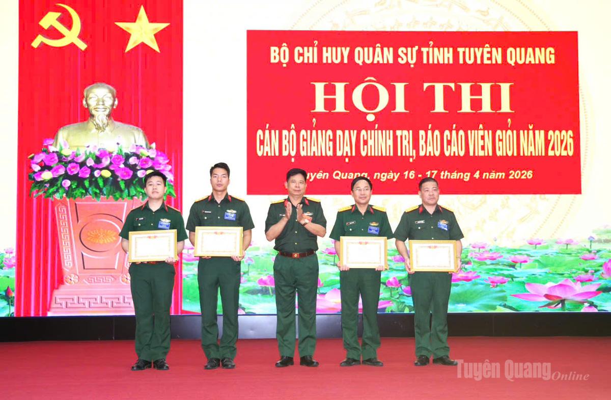 Đại tá Nguyễn Thành An, Phó Chính ủy Bộ CHQS tỉnh tặng Giấy khen của Bộ CHQS tỉnh cho các thí sinh đoạt giải cao tại hội thi.