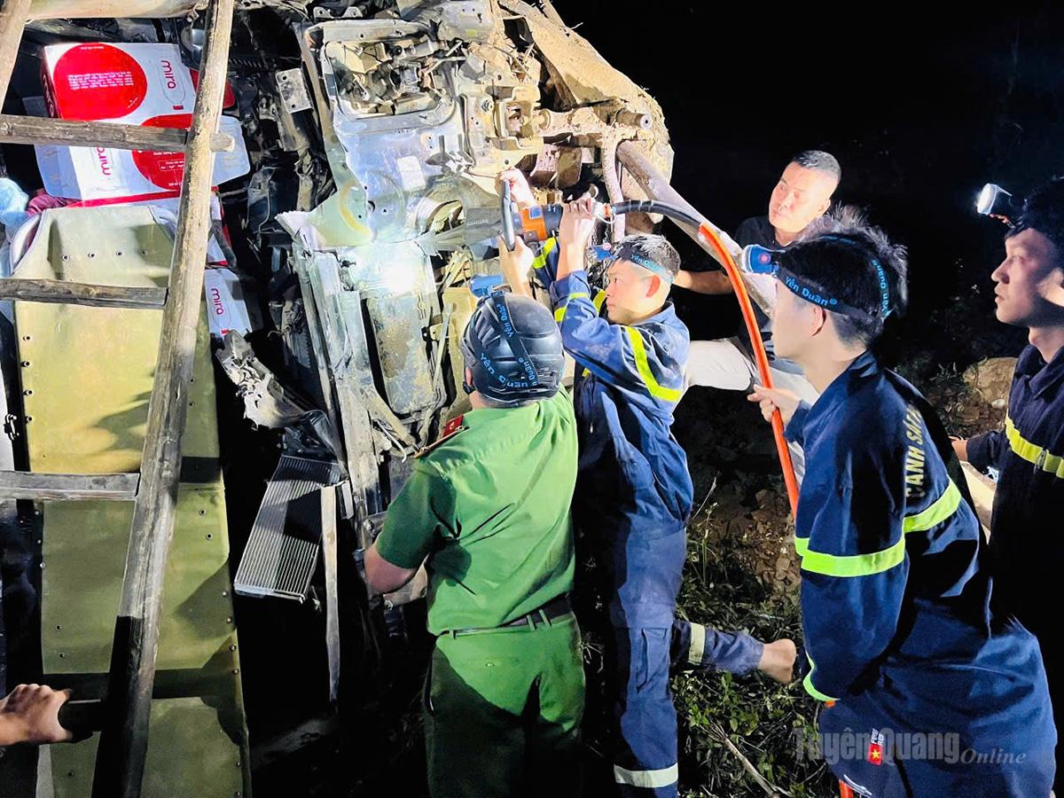 Lực lượng Cảnh sát PCCC và CNCH, Công an tỉnh phối hợp với các lực lượng khác khẩn trường tiến hành các biện pháp để giải cứu nạn nhân.