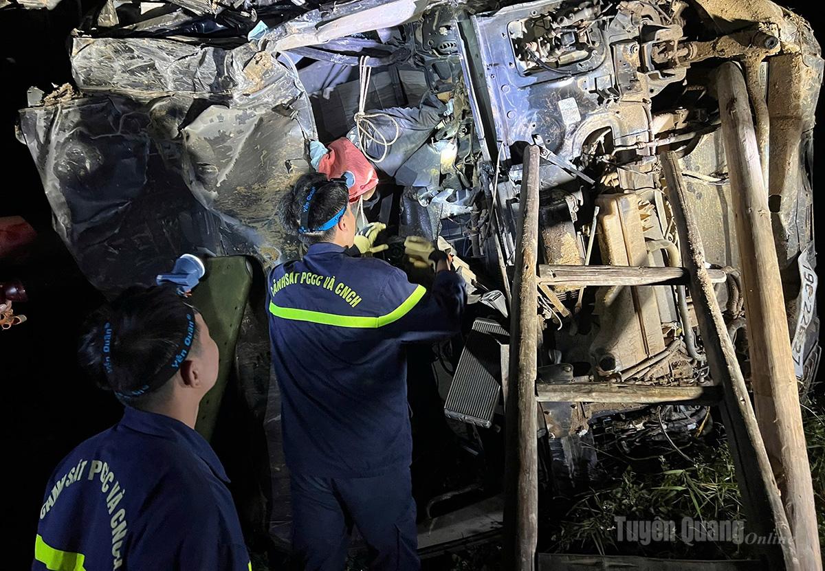 Lực lượng chức năng khẩn trường tiến hành các biện pháp để giải cứu nạn nhân.