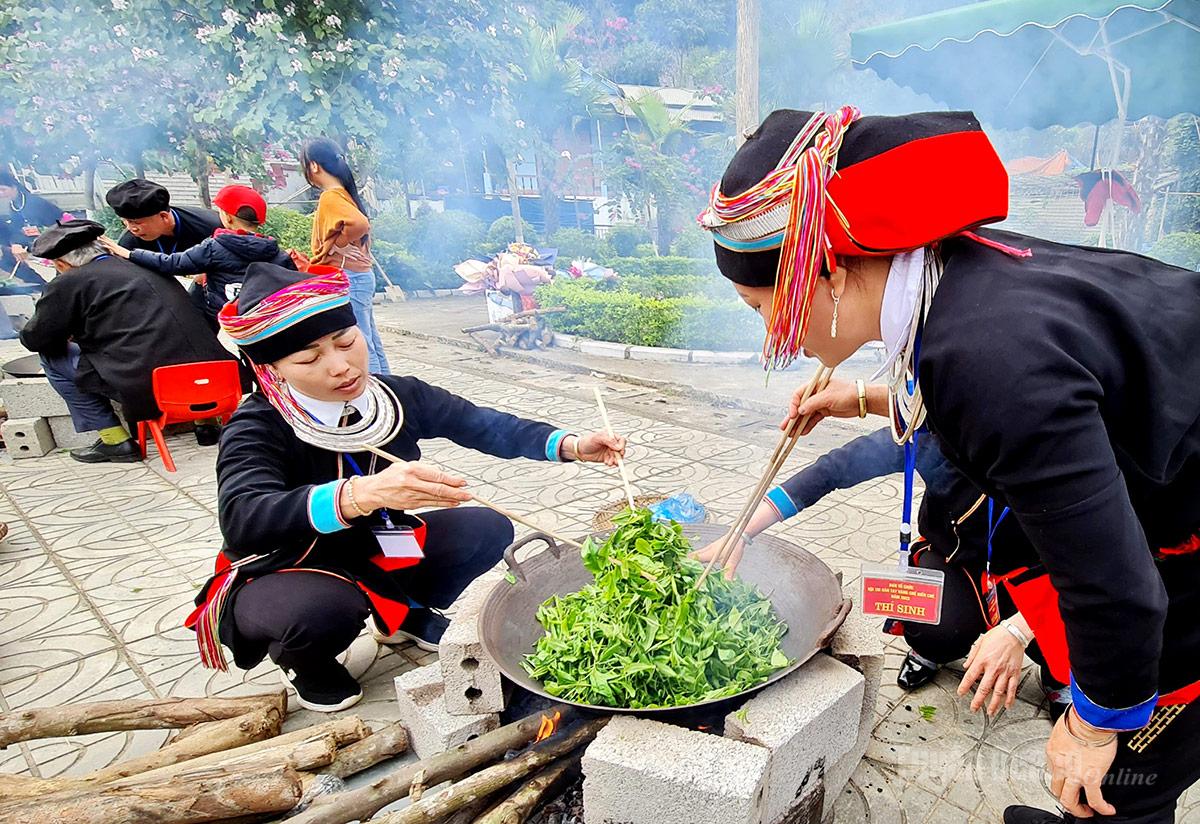 Phụ nữ dân tộc Sán Chỉ, giữ nghề sao chè Shan tuyết truyền thống.
             Ảnh: cảnh  trực