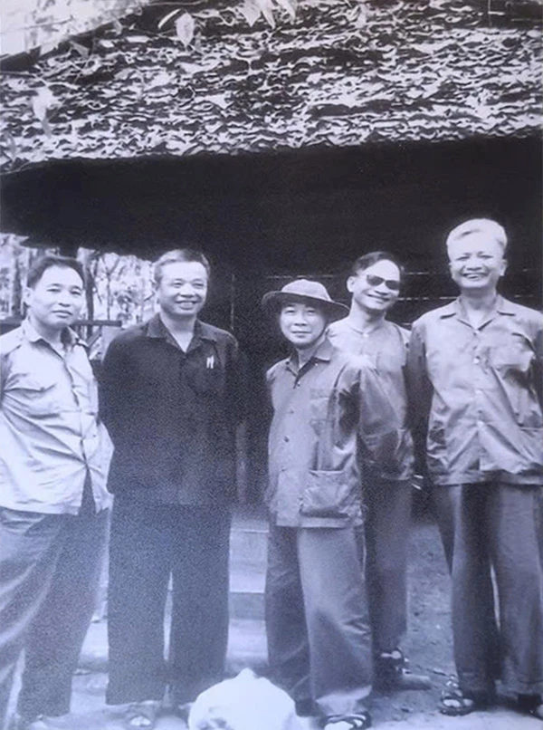 Nhà thơ cách mạng Tố Hữu (đội mũ) với văn nghệ sĩ Trường Sơn.