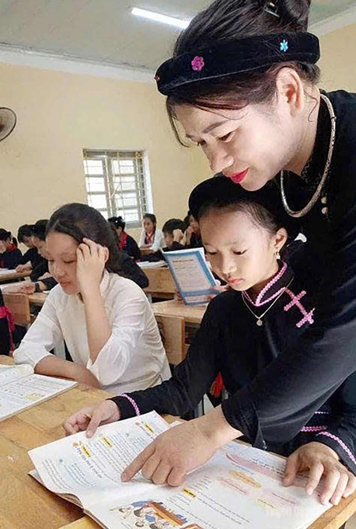 A teacher guides students at Na Hang Ethnic Minority Boarding Secondary and High School.