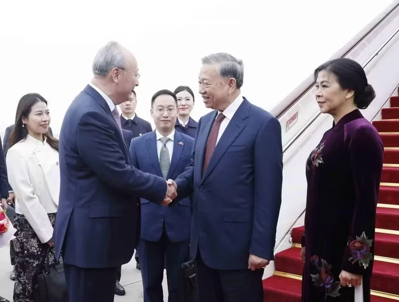 Welcome ceremony for General Secretary and President To Lam and his spouse at Beijing Capital International Airport. (Photo: VNA)