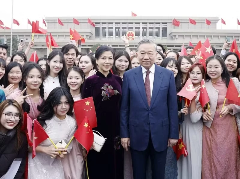 Representatives of the Vietnamese community and students in China welcome General Secretary and President To Lam and his spouse at Beijing Capital International Airport. (Photo: VNA)