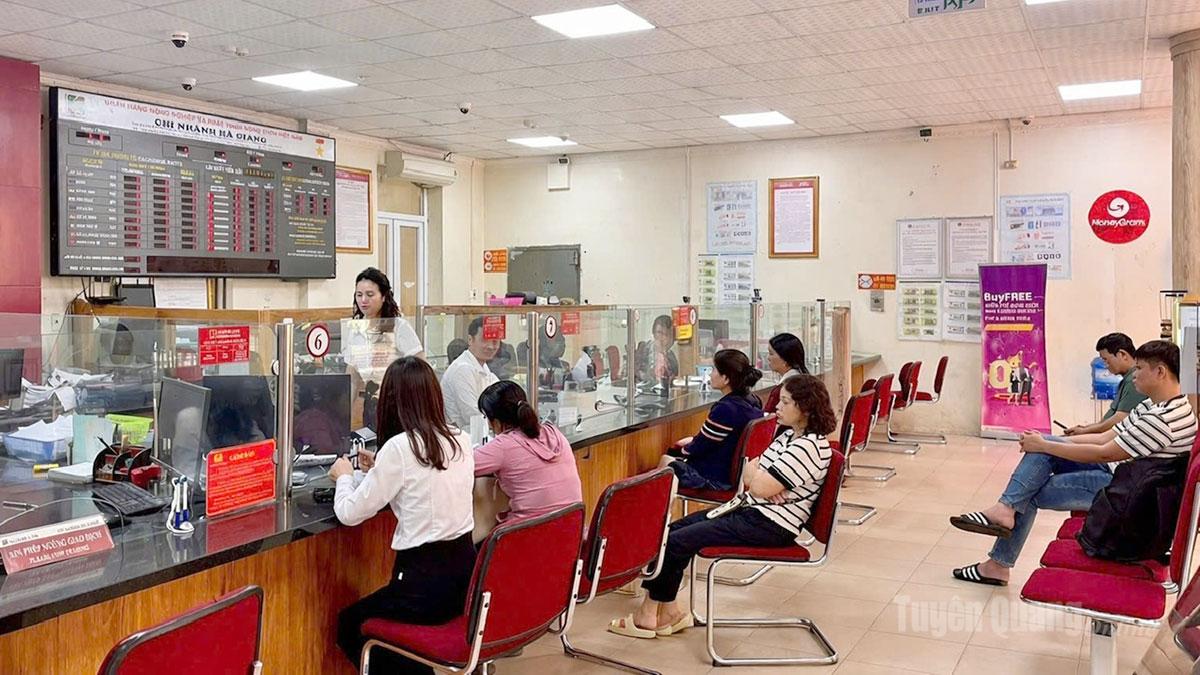 Khách hàng giao dịch tại Agribank Chi nhánh Hà Giang.