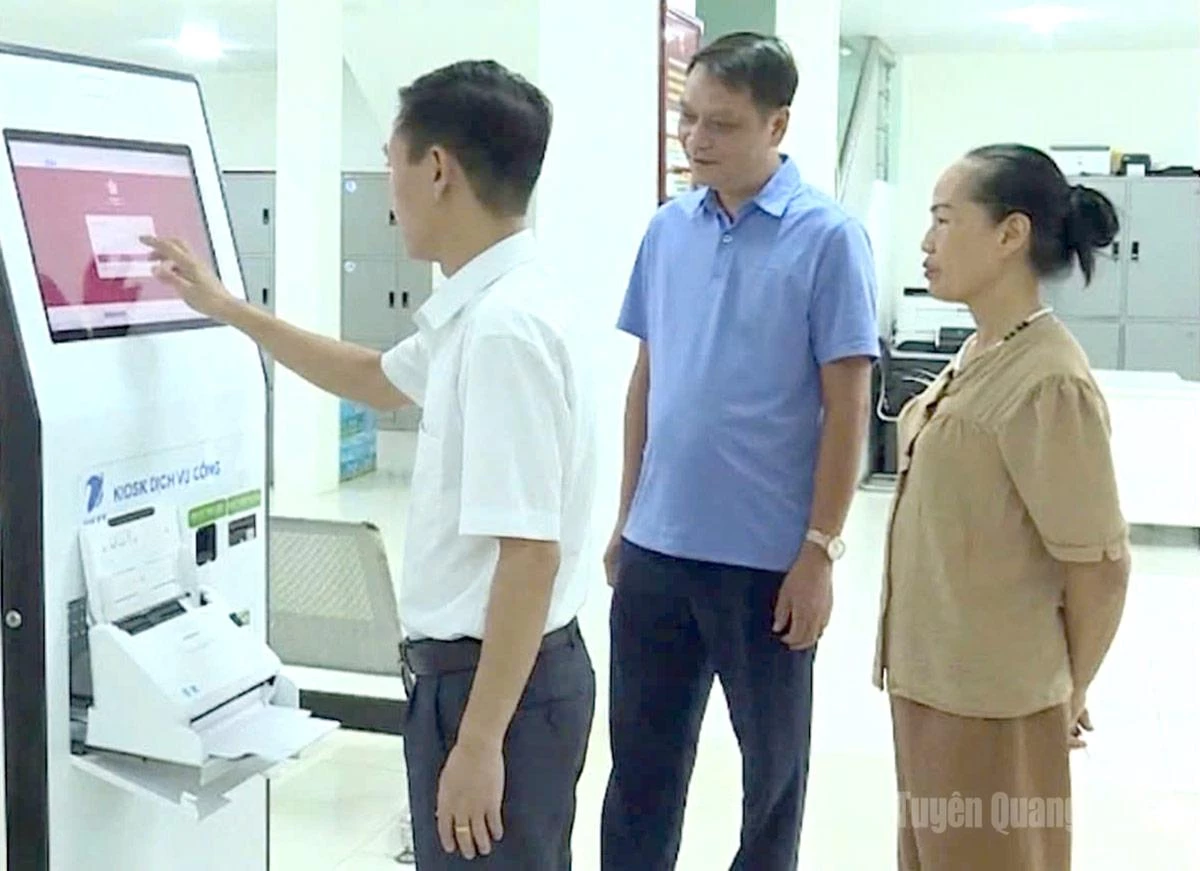Chuyên viên tại điểm tiếp nhận số 2, Trung tâm phục vụ hành chính công tỉnh hướng dẫn người dân nộp hồ sơ trực tuyến.