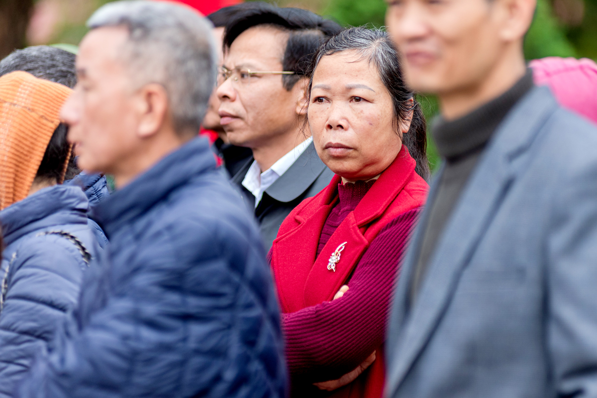 Nhà bác có 2 đứa con trai. Con cái ở xa nhưng cả hai đứa đều hiểu mẹ ở nhà một mình sẽ buồn nên hay ngày nào cũng gọi điện hỏi thăm. Giờ nếu Hà đi nghĩa vụ thì hai mẹ con không liên lạc được với nhau nhiều nữa, bác ở một mình nhiều cũng thành quen rồi. Nhớ con, thương con cũng phải chịu thôi, phải để nó an tâm hoàn thành nghĩa vụ.”