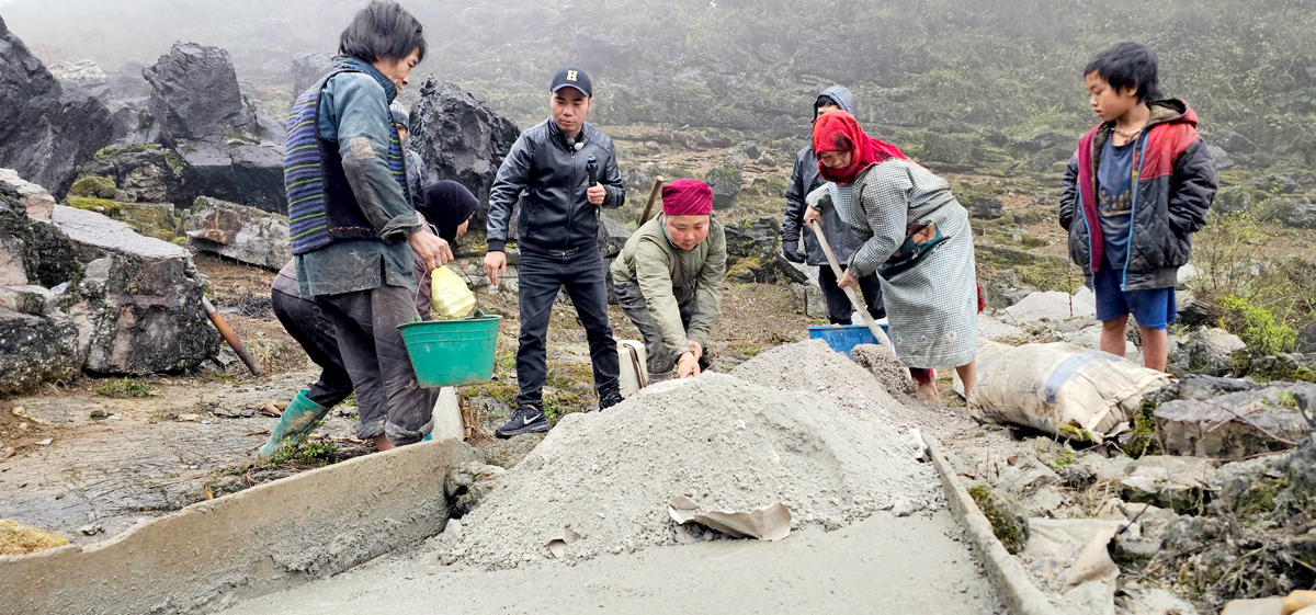 Hỗ trọ bà con thôn Sán Séo Tỷ (Khâu Vai) làm đường bê tông nông thôn