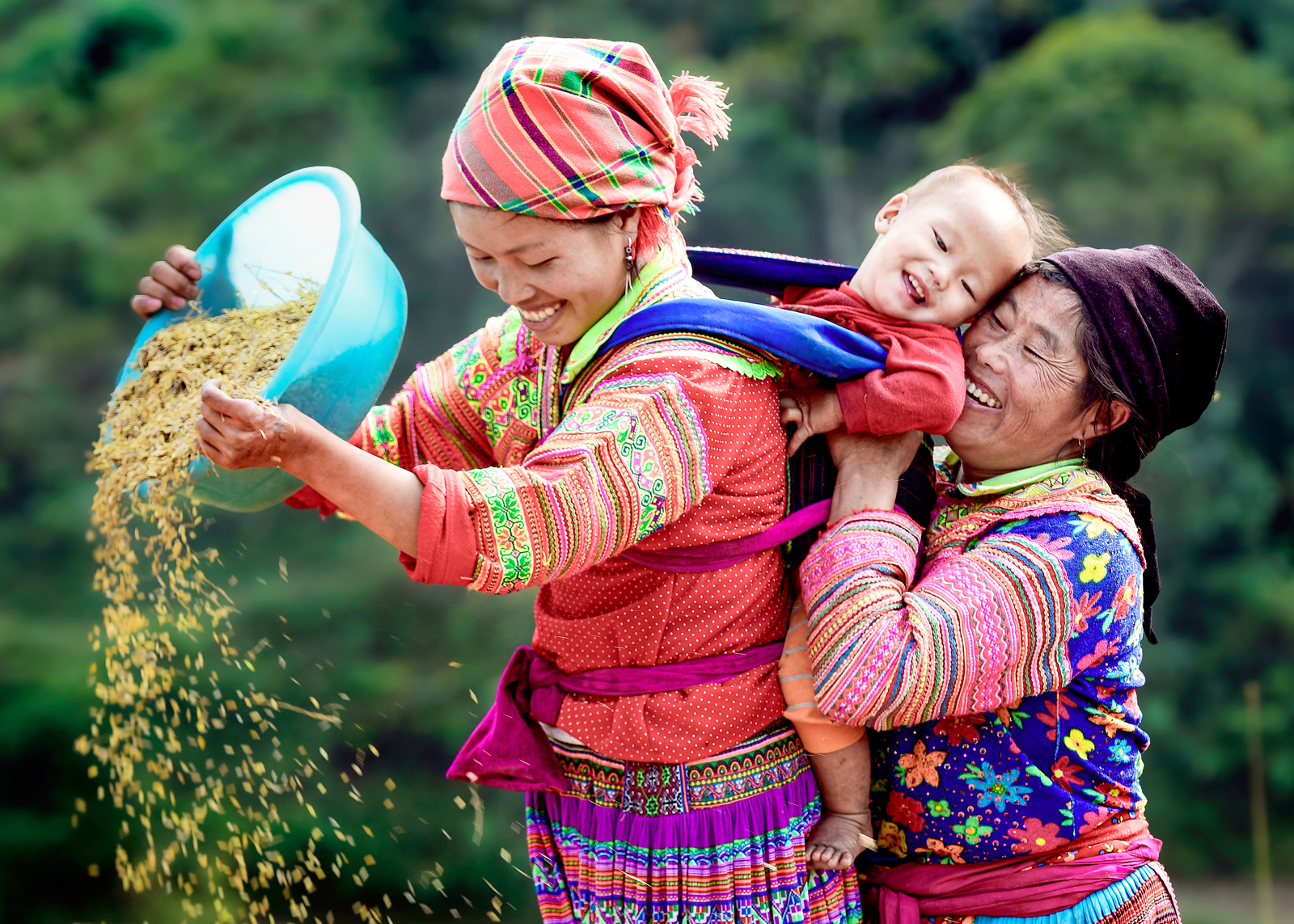 Tuổi thơ của mẹ cũng trên lưng bà