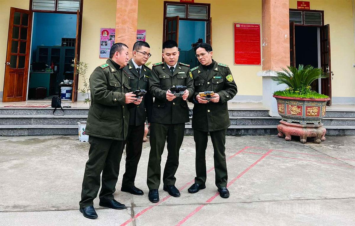 Kiểm l&acirc;m vi&ecirc;n Hạt Kiểm l&acirc;m khu vực XVI sử dụng thiết bị bay kh&ocirc;ng người l&aacute;i (flycam) trong c&ocirc;ng t&aacute;c quản l&yacute;, bảo vệ rừng.