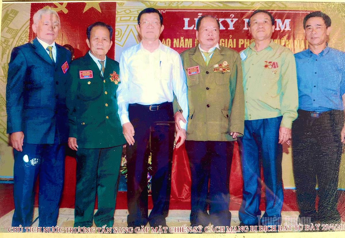 Nguyên Chủ tịch nước Trương Tấn Sang chụp ảnh kỷ niệm cùng Cựu chiến binh Đặng Xuân Trường (thứ 2 từ phải qua trái) và đồng đội tại buổi gặp mặt chiến sỹ cách mạng bị địch bắt tù đày.