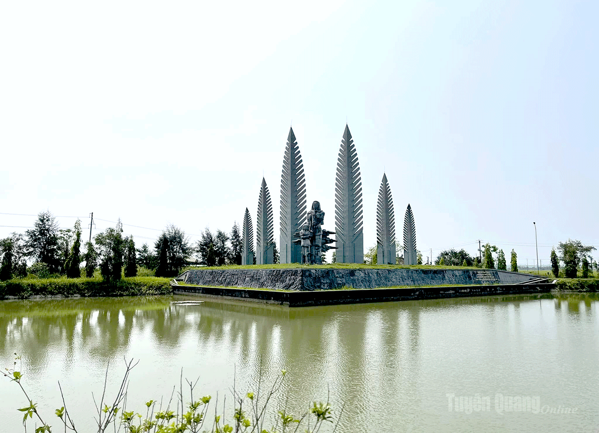 Cụm tượng đài Khát vọng thống nhất ở bờ nam sông Bến Hải.