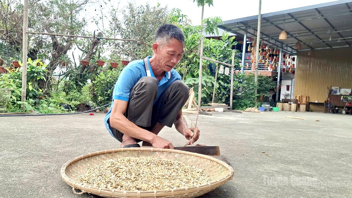 Anh Hoàng Văn Duy và gia đình luôn lưu giữ
những bài thuốc quý cổ truyền của gia đình.