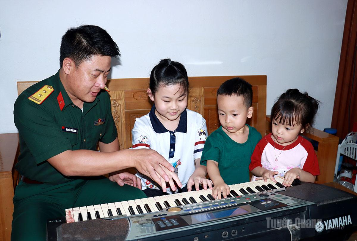 Trung tá Nguyễn Đình Chung dạy con cháu học đàn, gieo mầm tình yêu quê hương, đất nước từ những giai điệu đầu đời.