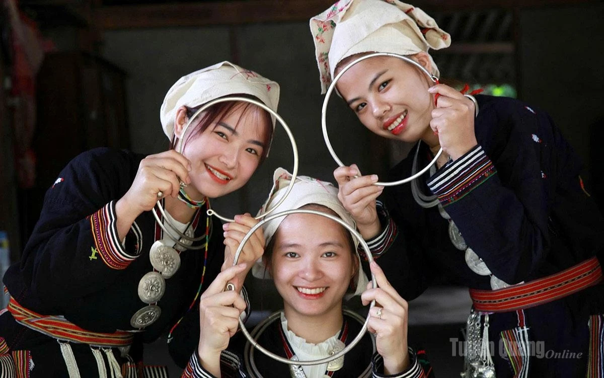 Dao Tien women shine with their ornate silver jewelry.