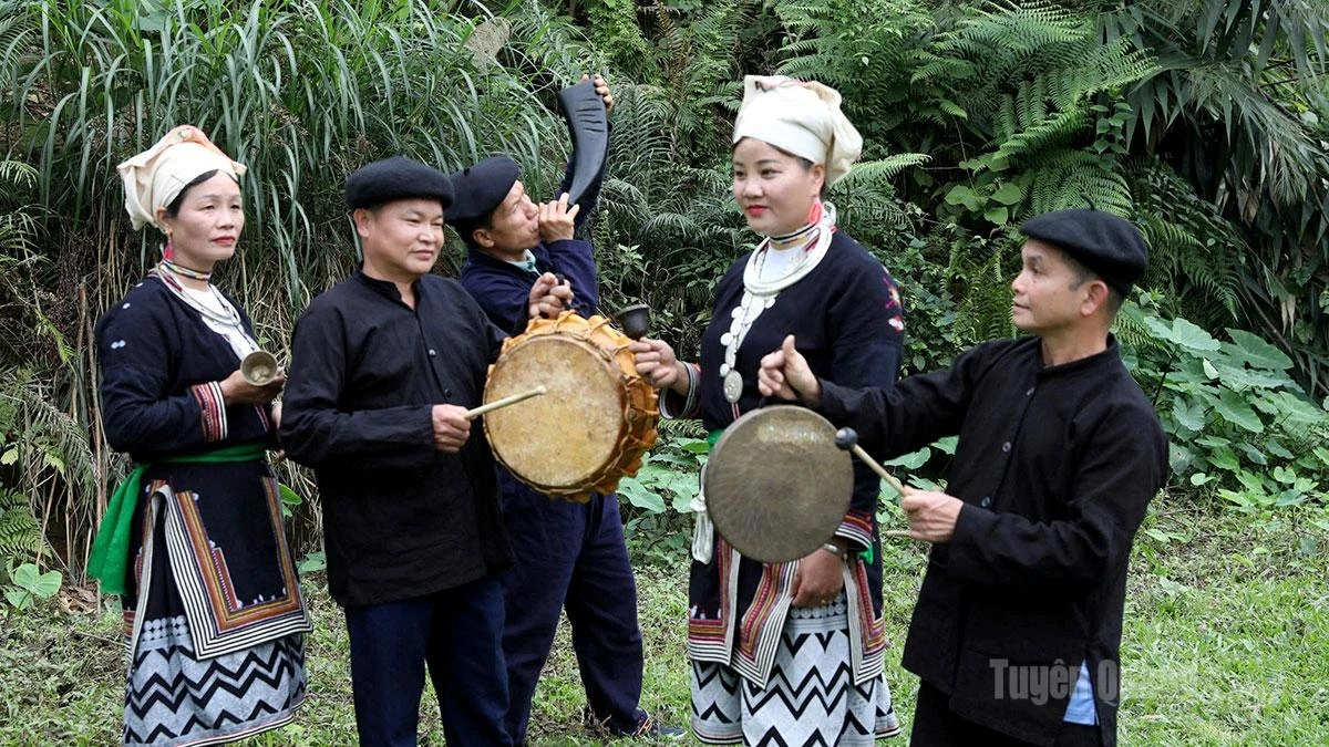 Khuoi Xoan comes alive with the sound of festival drums.