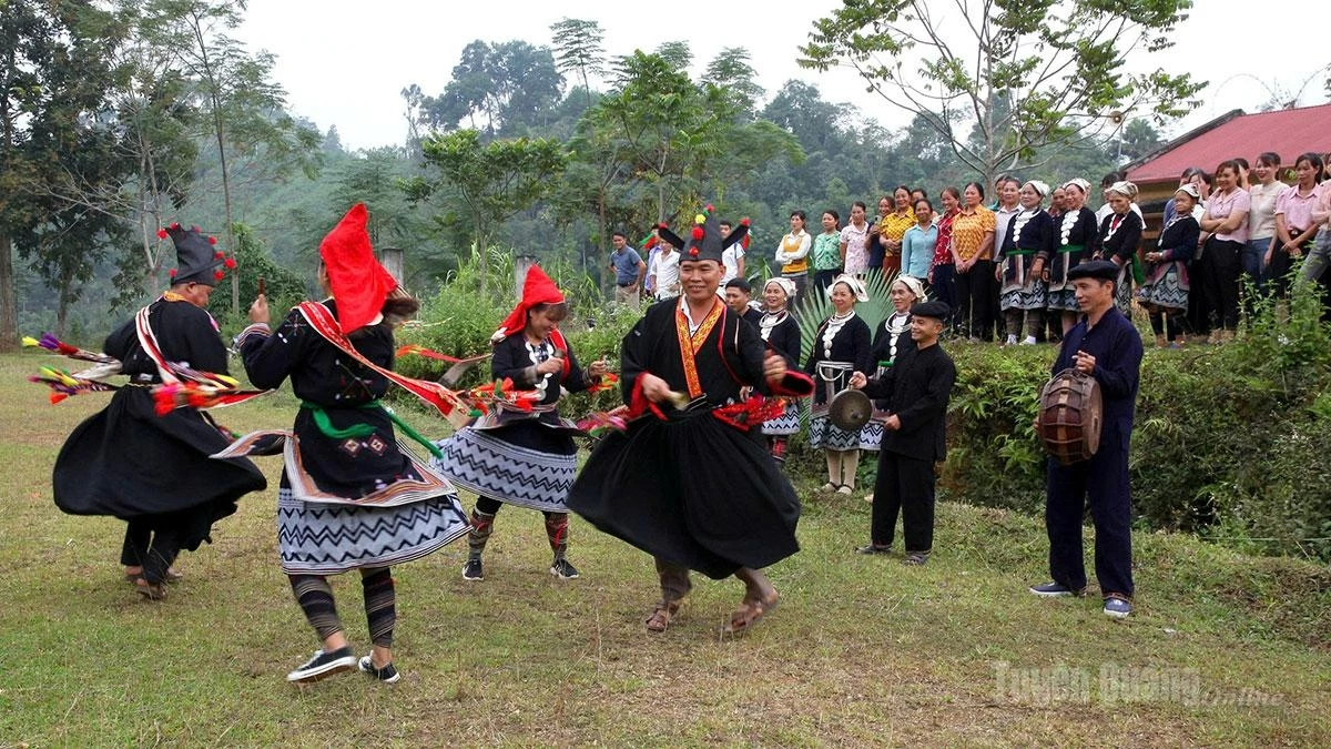 A traditional dance of the Dao Tien people.