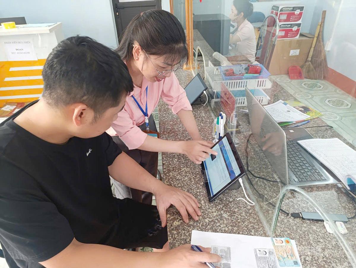 Công chức xã Tân Trịnh hướng dẫn người dân sử dụng dịch vụ công
trực tuyến để tự nộp hồ sơ, tra cứu thông tin trên môi trường số.