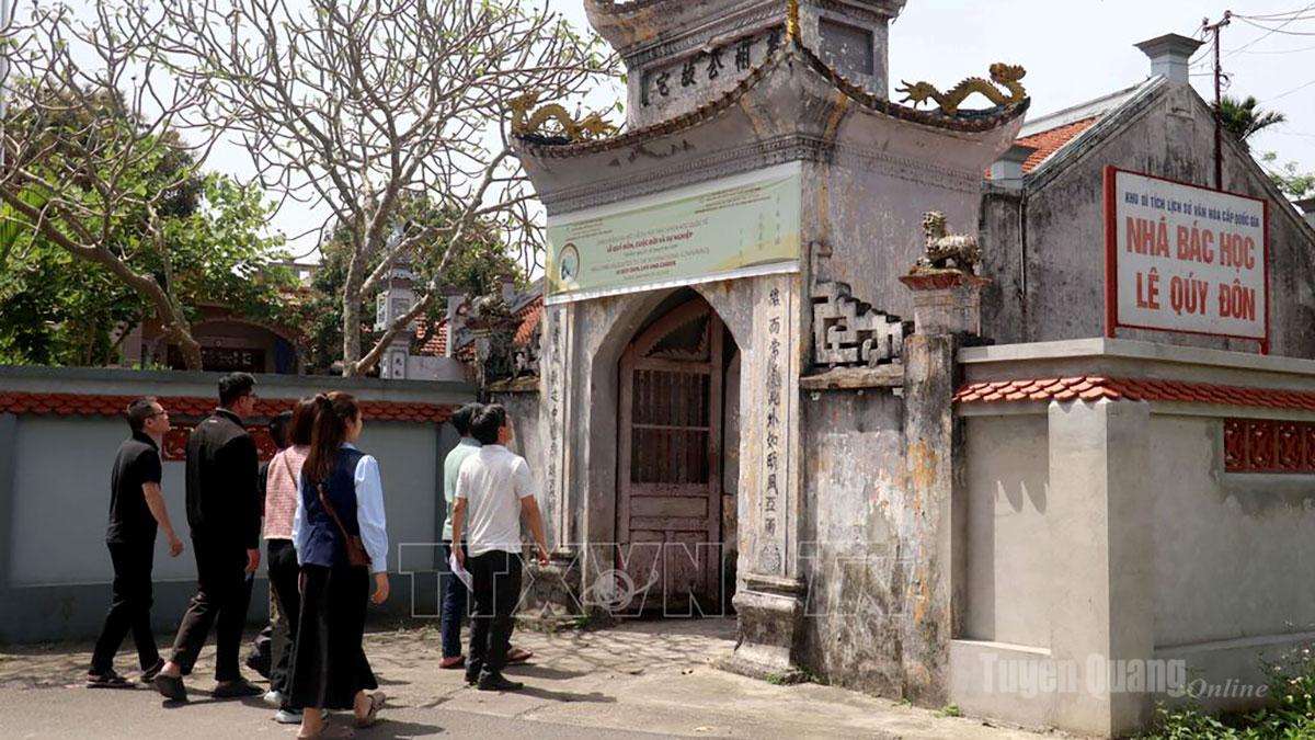 Khu lưu niệm Danh nhân văn hóa Lê Quý Đôn tại Hưng Yên thường xuyên thu hút nhiều người đến thăm viếng.
